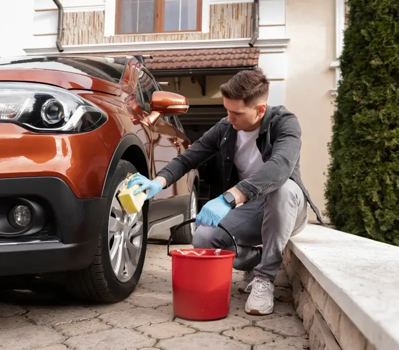 Lavage auto à domicile Hinx : professionnel intervenant sur un véhicule
